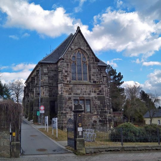 Sachgesamtheit Friedhof und Friedhofskapelle Neustadt, mit folgenden Einzeldenkmalen: Kapelle in neugotischen Formen, 6 Grabmale, eine Grabanlage, Denkmal für die Gefallenen des deutsch-französischen Krieges und Friedhofseinfriedung (siehe Obj. 092