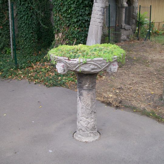 Vila G. Rakottyaya, nádoba s podstavcom