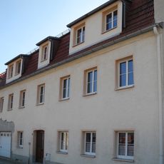 Wohnhaus in halboffener Bebauung, Sandstein-Türstock mit Schlussstein Alte Bergstraße 8