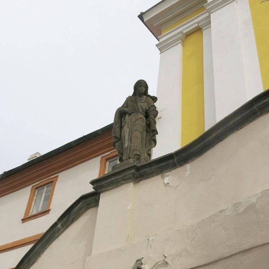 Socha Panny Marie na schodišti ke kostelu svaté Rodiny a svaté Alžběty v Kadani