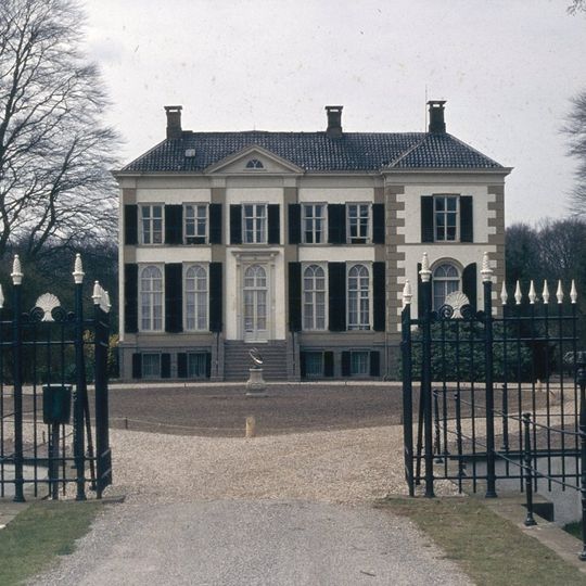 Het Laar: toegangsbrug met hek