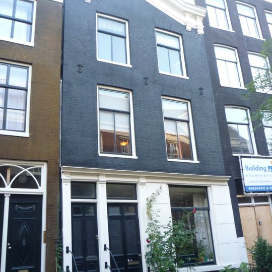 Pand met gevel onder geknikte lijst