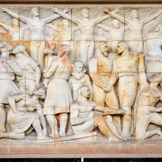 Reliéf vpravo na Tyršově domě na Malé Straně