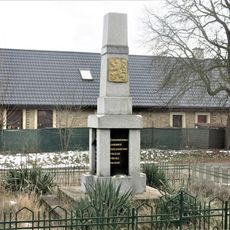 Pomník padlým na návsi v Počeplicích