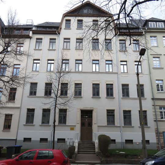 Mietshaus in geschlossener Bebauung mit Vorgarten Orthstraße 2