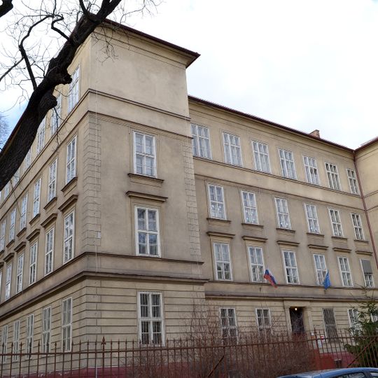 Škola so záhradou, škola