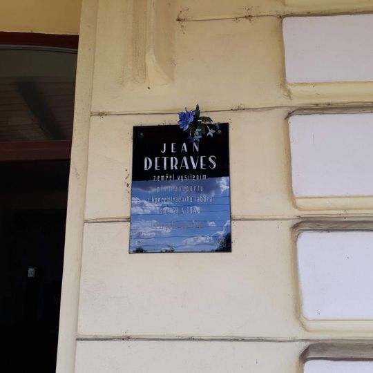 Pamětní deska Jeana Detravese na nádraží v Číčenicích