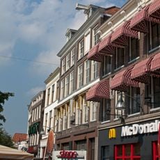 Pand met gevel met rechte kroonlijst en consoles