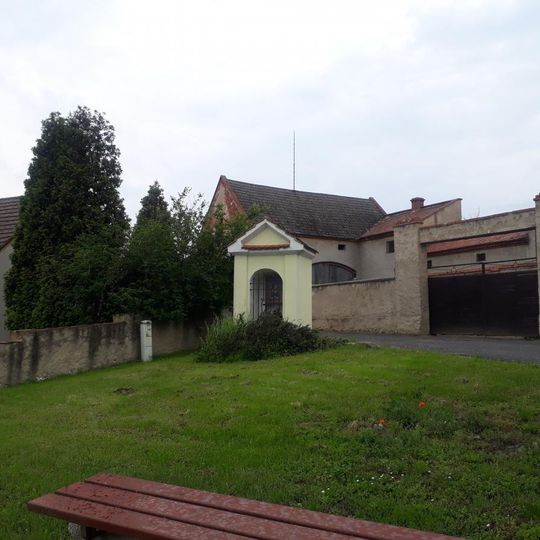Kaplička v Lipnu u křižovatky
