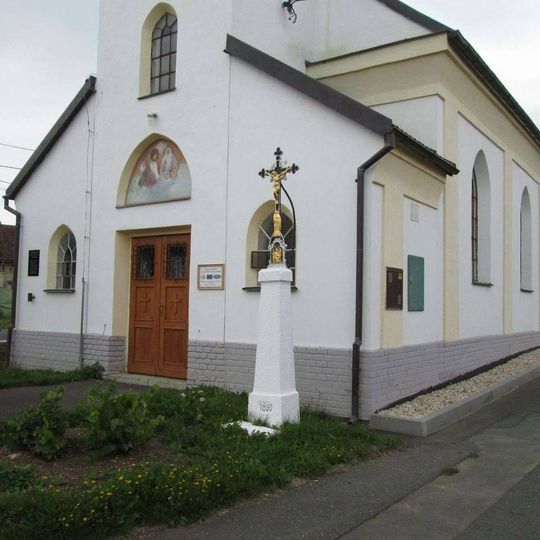 Kříž v Luženicích u kaple