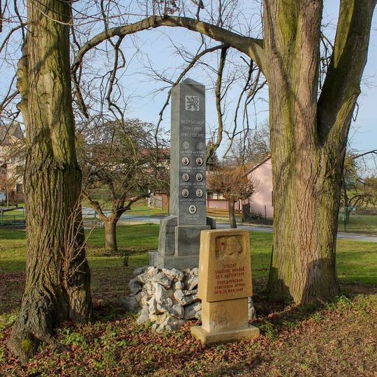 Pomníky padlým v Červené Lhotě u kaple