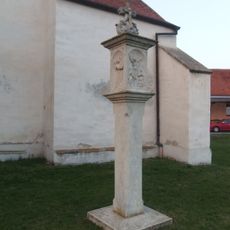 Boží muka u kostela v Hnanicích