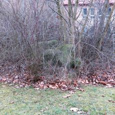 Kamenná plastika Matka Země v zahradě zdravotního zařízení v Malátově ulici v Ústí nad Labem