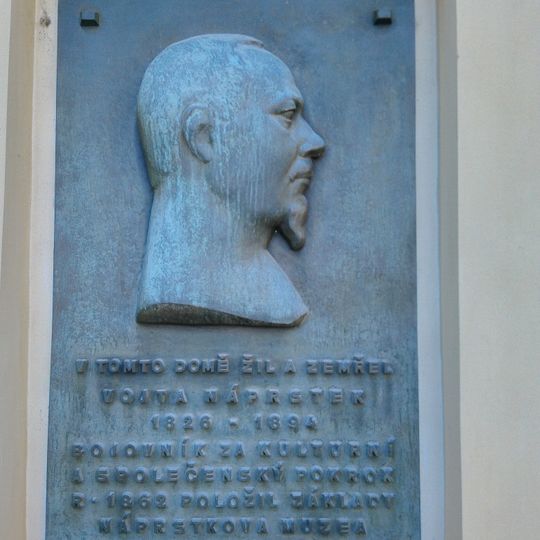 Pamětní deska Vojty Náprstka na Náprstkově muzeu v Praze 1