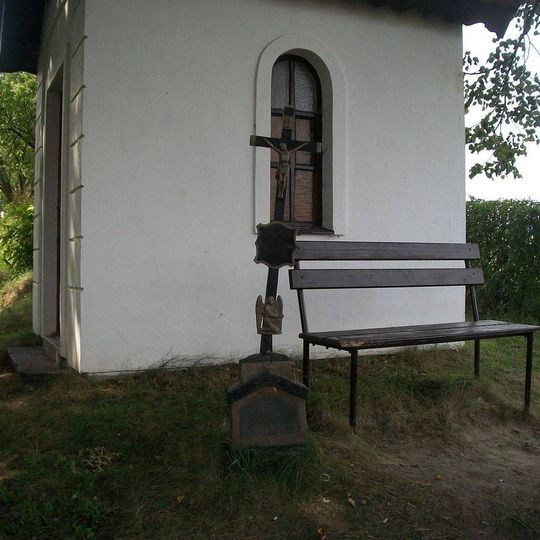 Kříž u kapličky západně od Mutěnína