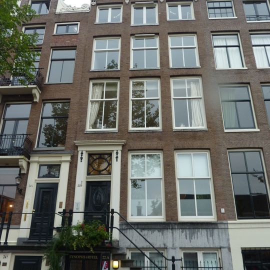 Pand met gevel onder rechte lijst met consoles en triglyfen