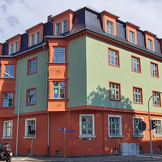 Mietshaus in Ecklage in offener Bebauung Franz-Mehring-Straße 58