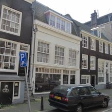 Pand met gepleisterde gevel