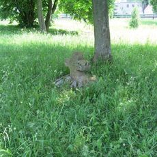 Smírčí kříž v parku u Dvořákovy ulice ve Vamberku