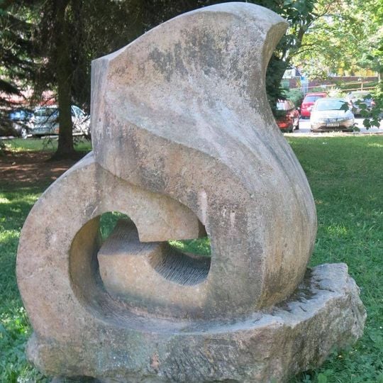 Kamenná plastika v parku u autobusového nádraží v Jilemnici