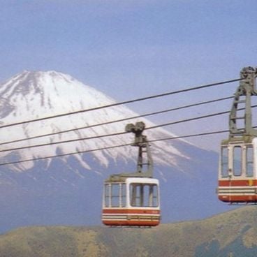 Dünyada dağlar ve şehirler üzerinde teleferik yolculukları