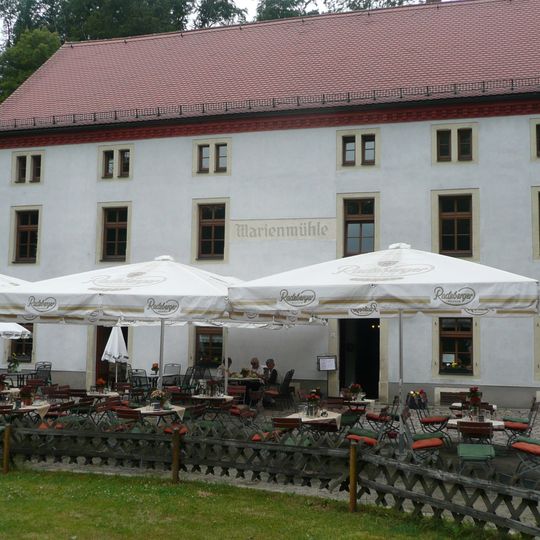 Marienmühle; Mühlengebäude, Straßenbrücke und Wehr am Mühlgraben Schönborner Weg 3