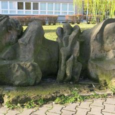 Socha Ležící žena před vysokoškolskými kolejemi na Klíši