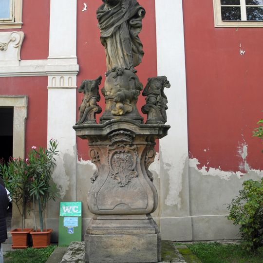 Socha Panny Marie na nádvoří zámku ve Stekníku