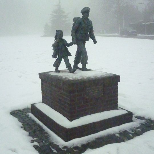 Soldaat met bloemenmeisje