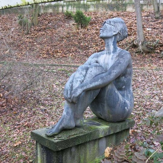 Socha Žena na slunci v zahradě polikliniky v Ústí nad Labem