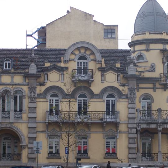 Edifício na Avenida da República e na Avenida de Berna, 1/1-A