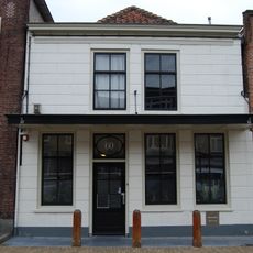 Eenvoudige gepleisterde lijstgevel voor huis met schilddak