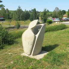 Kamenná plastika v zahradě nemocnice v Jilemnici