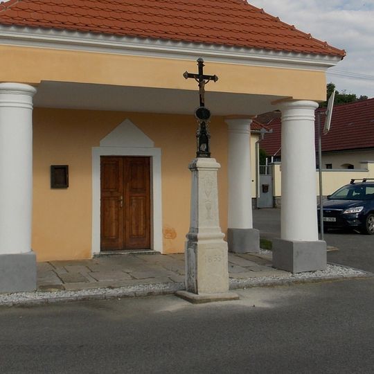 Kříž u kaple v Přešťovicích