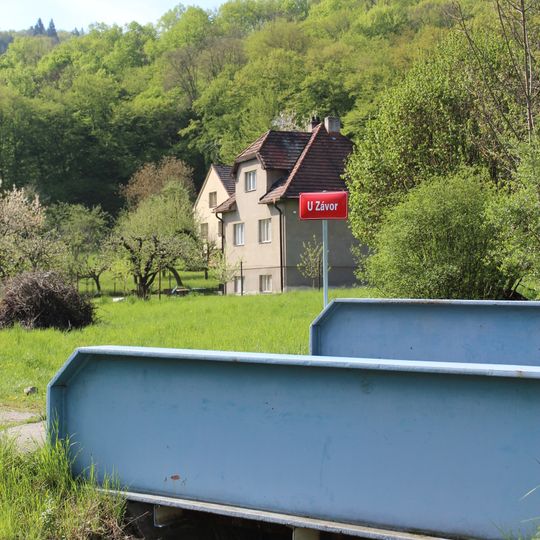Most ulice U Závor přes Kodský potok