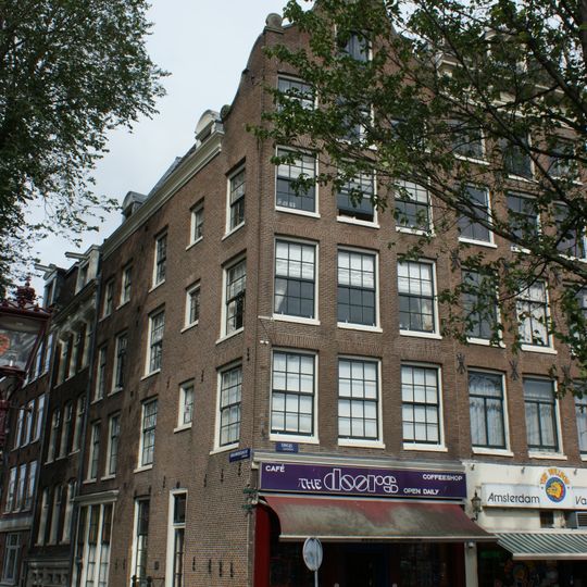 Hoekhuis met gevel onder waarschijnlijk latere klokvormige top