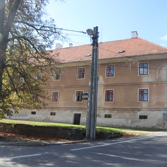 Budova manufaktury v Náměšti nad Oslavou