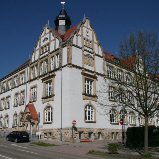 Schule mit angebauter Turnhalle Augustusburger Straße 2