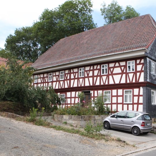 Stattliches Halbwalmdachhaus