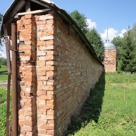 Западная стена ограды