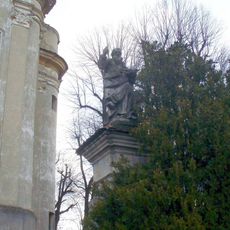 Socha svatého Pavla vpravo u brány ke kostelu v Chcebuzi