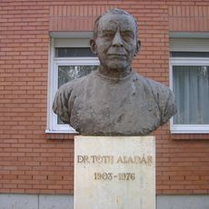 Tóth Aladár-szobor