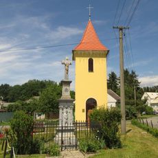 Kříž v Hynkově před zvonicí