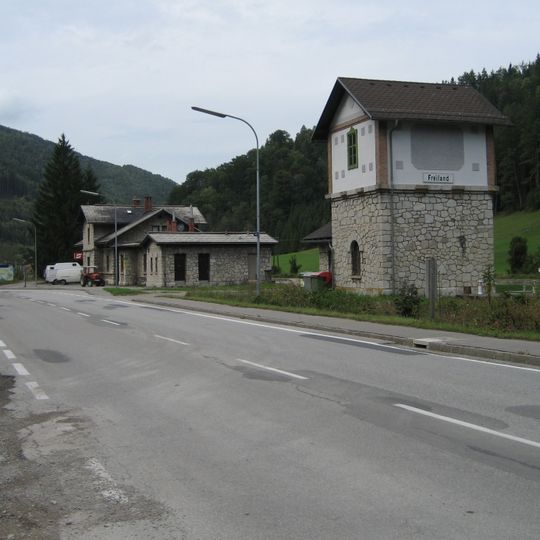 Aufnahmsgebäude und Wasserturm Bahnhof Freiland