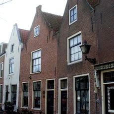 Pand met gepleisterde halsgevel