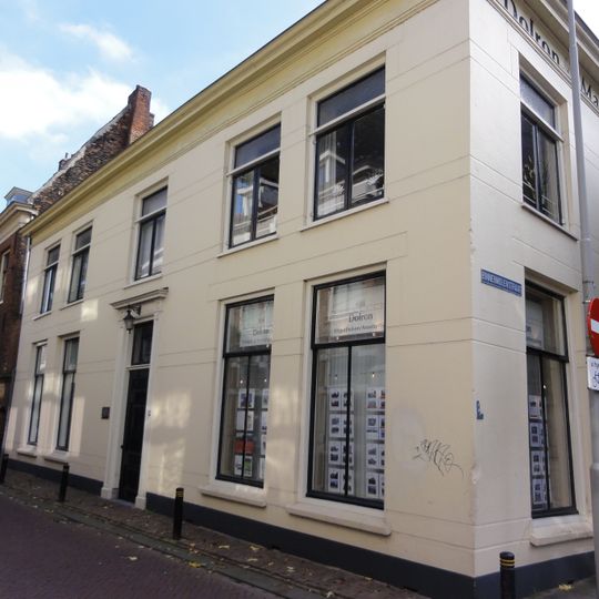Sint Walburgstraat 19, Tiel