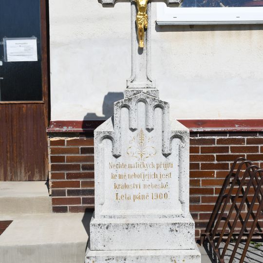 Kříž před budovou základní umělecké školy v Mokré