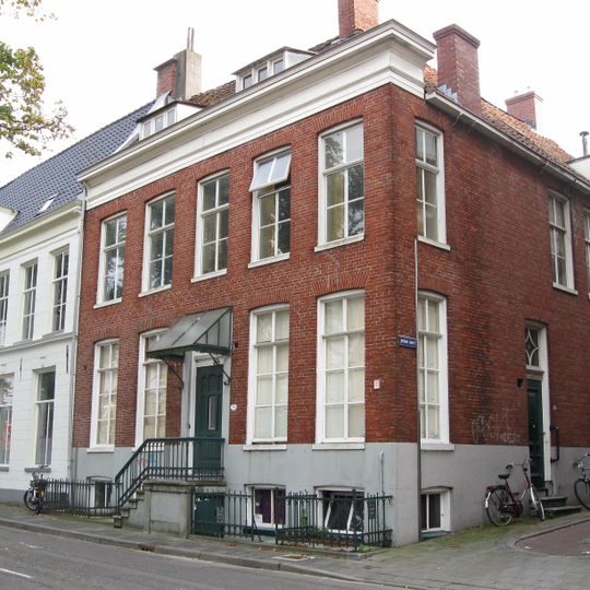 Pand van vijf traveeën breed met bordes