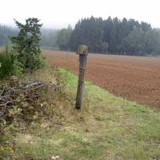 Hölzerner Säulenbildstock, sogenannte Rote Marter