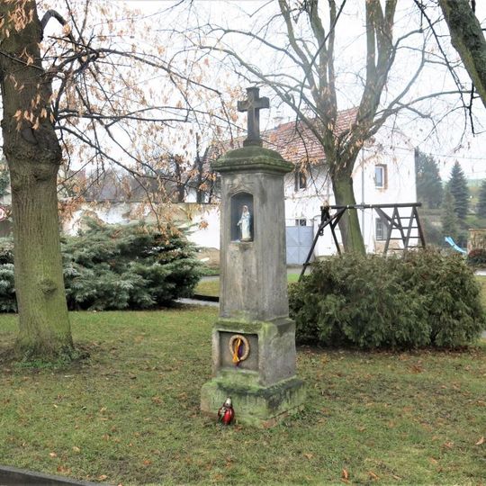 Kříž u autobusové zastávky v Královicích